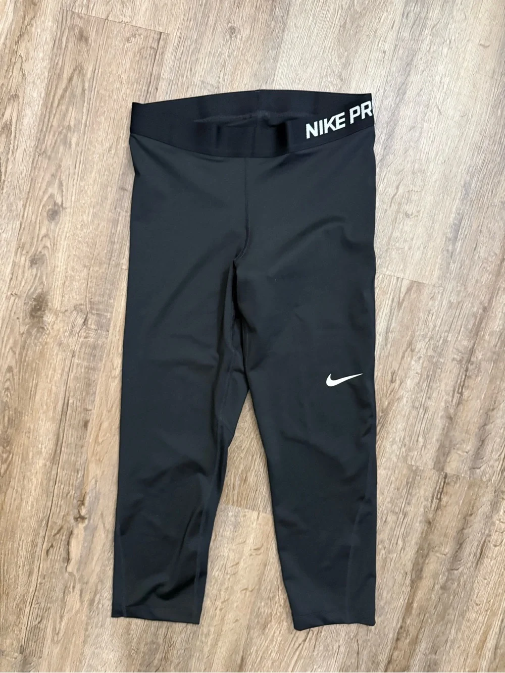 Nike Pro • Mid Rise Capri Leggings